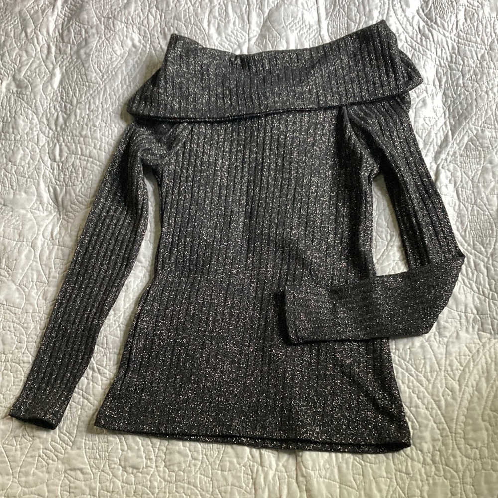 Women’s size small long sleeve shirt with large collar and bow tied back. New
